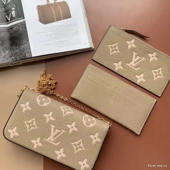 First bag ru POCHETTE LOUIS FÉLICIE VUITTON 0430